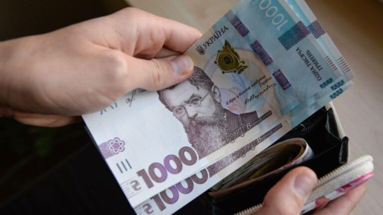 Головне за вівторок: Зношенні банкноти, ціни на пальне та боротьба із зарплатами «у конвертах»